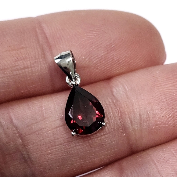 1.75 ct Garnet Silver Drop Pendant - Picture 8 of 8
